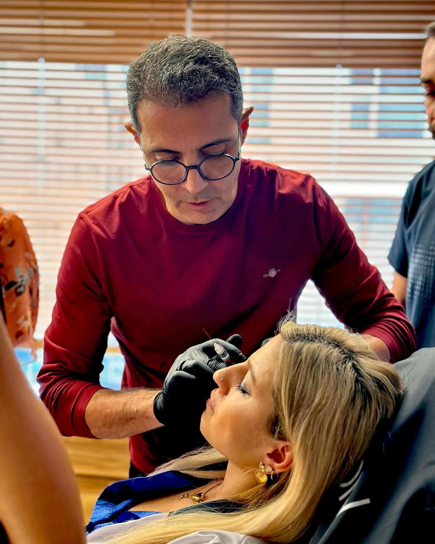 Dr. Şehriyar Nazari assessing a person