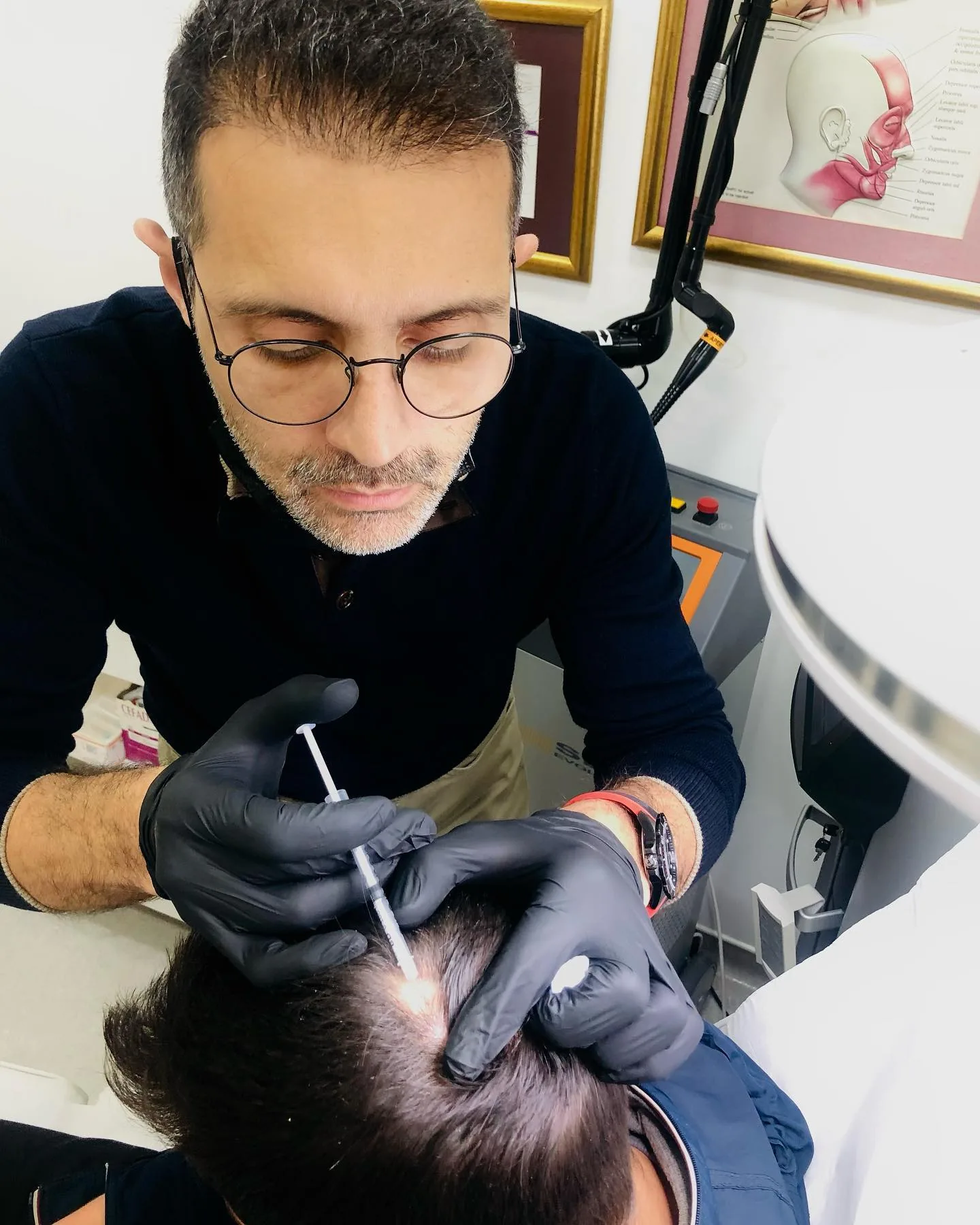 Dr. Şehriyar Nazari performing a procedure at the clinic